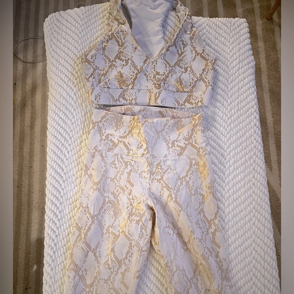 Fabletics Active Set - white snake print - Picture 2 of 6